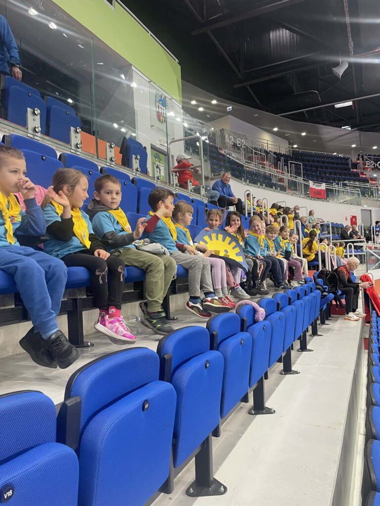 Przedszkolaki na zawodach lekkoatletycznych