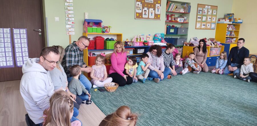 Gwiazdki goszczą swoich rodziców podczas warsztatów wielkanocnych