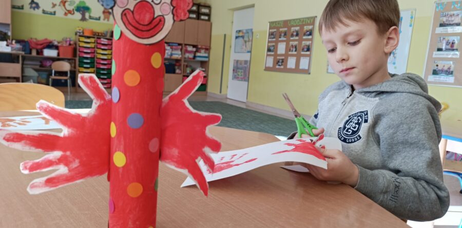 Karnawałowe klauny Prmyczków w ramach projektu “W tekturowym świecie dobrze bawić się będziecie”