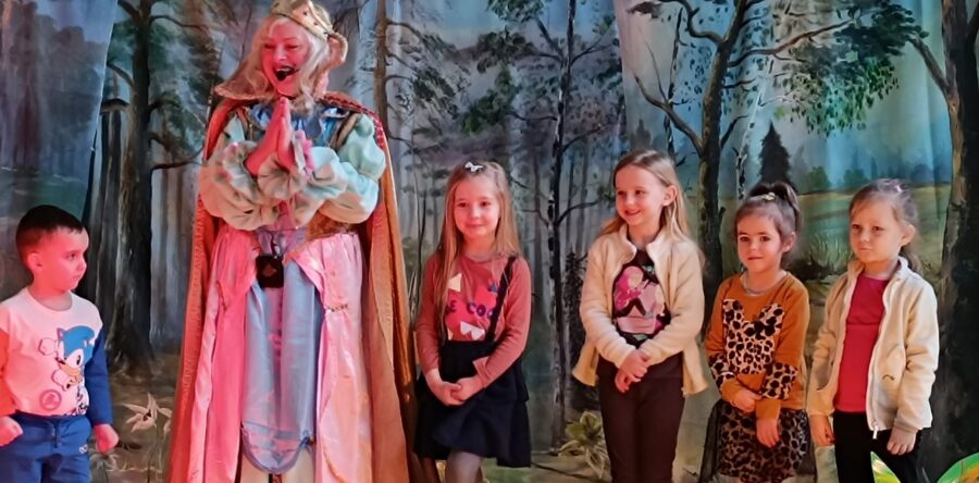 Przedszkolaki widzami spektaklu “Powrót w krainę baśni”