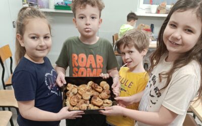 Uczniowie klasy Ia pieką ciasteczka