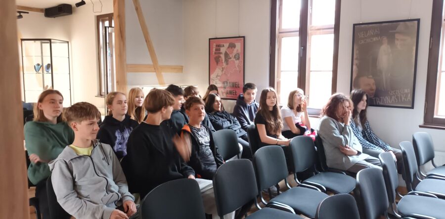 Warsztaty fotograficzne klasy 8b w Domu Grossówny