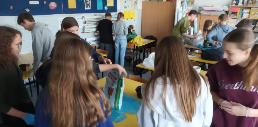 🌱 Kwiaty sadzić każdy może – jeden lepiej, drugi trochę gorzej! 😉